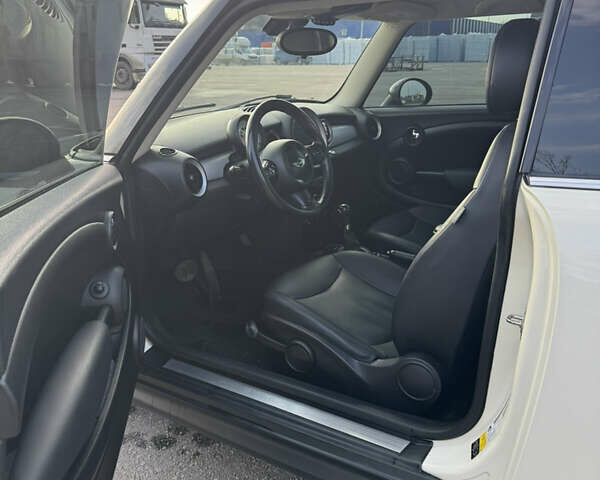 Белый Мини Купер, объемом двигателя 1.6 л и пробегом 173 тыс. км за 8500 $, фото 8 на Automoto.ua