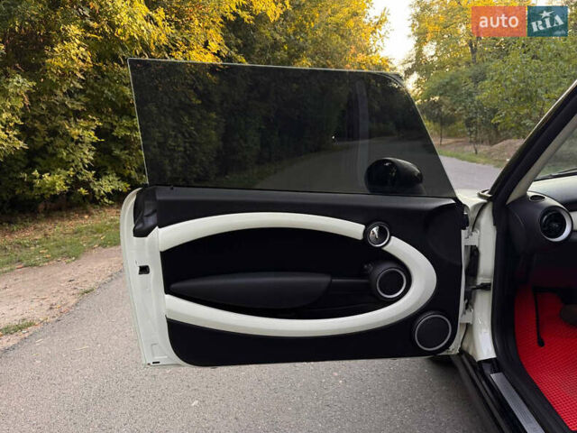 Білий Міні Cooper, об'ємом двигуна 1.6 л та пробігом 201 тис. км за 7400 $, фото 25 на Automoto.ua
