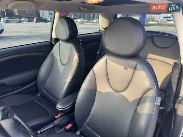 Белый Мини Купер, объемом двигателя 1.6 л и пробегом 173 тыс. км за 8500 $, фото 9 на Automoto.ua