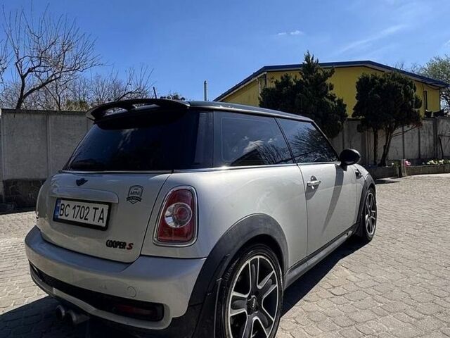 Білий Міні Cooper, об'ємом двигуна 1.6 л та пробігом 236 тис. км за 8300 $, фото 5 на Automoto.ua