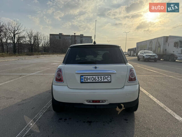 Белый Мини Купер, объемом двигателя 1.6 л и пробегом 173 тыс. км за 8500 $, фото 3 на Automoto.ua