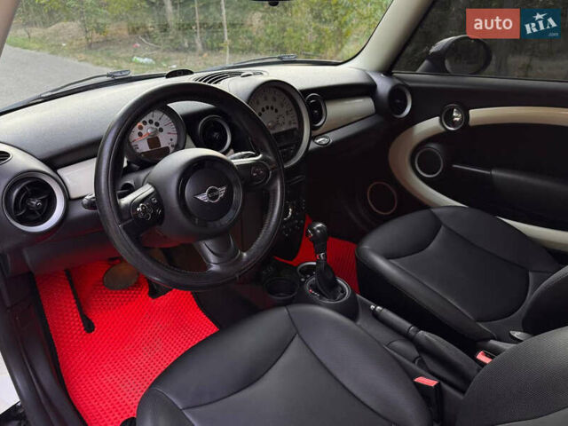 Білий Міні Cooper, об'ємом двигуна 1.6 л та пробігом 201 тис. км за 7400 $, фото 26 на Automoto.ua