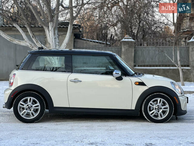 Білий Міні Cooper, об'ємом двигуна 1.6 л та пробігом 208 тис. км за 6500 $, фото 2 на Automoto.ua