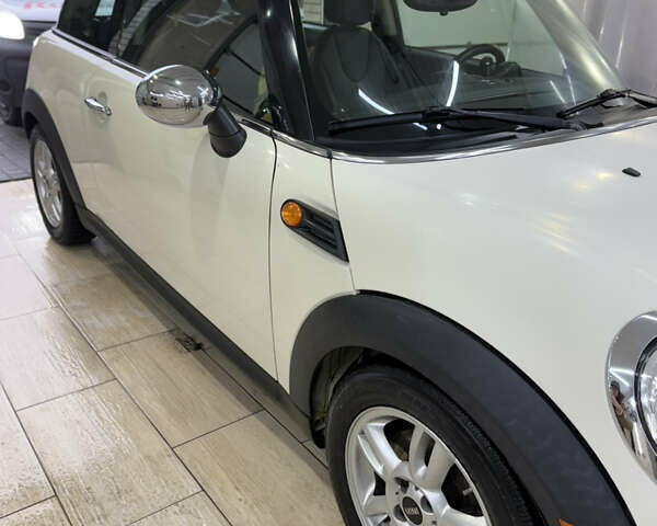 Белый Мини Купер, объемом двигателя 1.6 л и пробегом 207 тыс. км за 7500 $, фото 6 на Automoto.ua