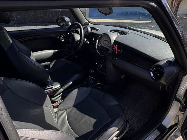 Білий Міні Cooper, об'ємом двигуна 1.6 л та пробігом 236 тис. км за 8300 $, фото 13 на Automoto.ua