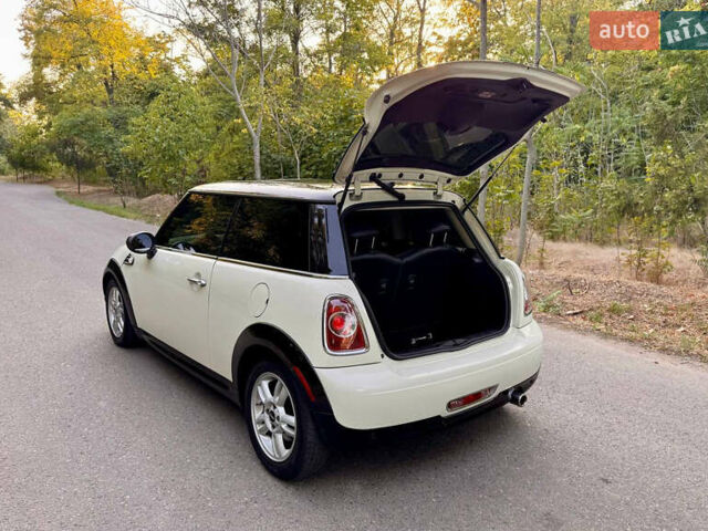 Білий Міні Cooper, об'ємом двигуна 1.6 л та пробігом 201 тис. км за 7400 $, фото 18 на Automoto.ua