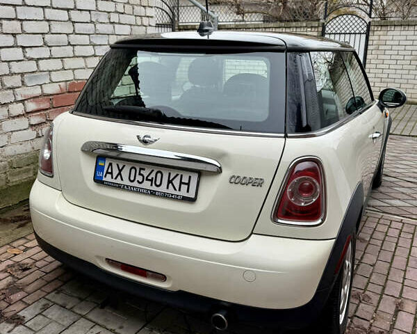 Белый Мини Купер, объемом двигателя 1.6 л и пробегом 207 тыс. км за 7500 $, фото 1 на Automoto.ua