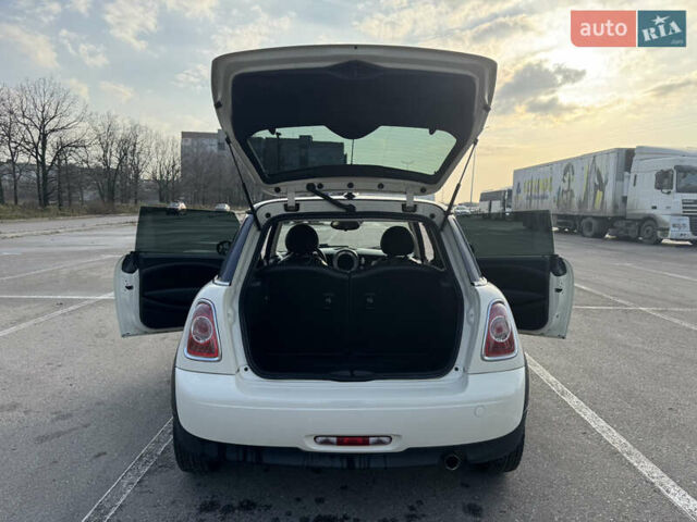 Белый Мини Купер, объемом двигателя 1.6 л и пробегом 173 тыс. км за 8500 $, фото 7 на Automoto.ua