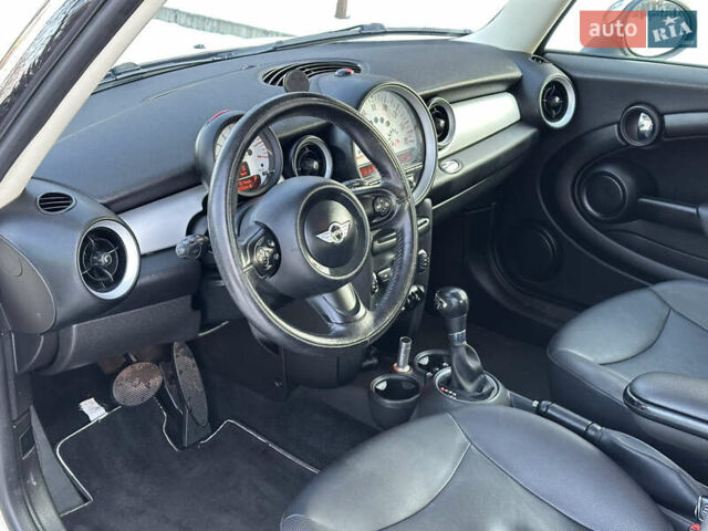 Білий Міні Cooper, об'ємом двигуна 1.6 л та пробігом 208 тис. км за 6500 $, фото 8 на Automoto.ua