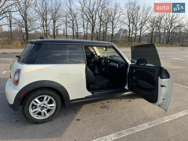 Белый Мини Купер, объемом двигателя 1.6 л и пробегом 173 тыс. км за 8500 $, фото 5 на Automoto.ua