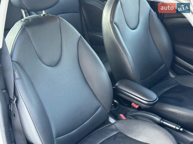 Білий Міні Cooper, об'ємом двигуна 1.6 л та пробігом 208 тис. км за 6500 $, фото 15 на Automoto.ua
