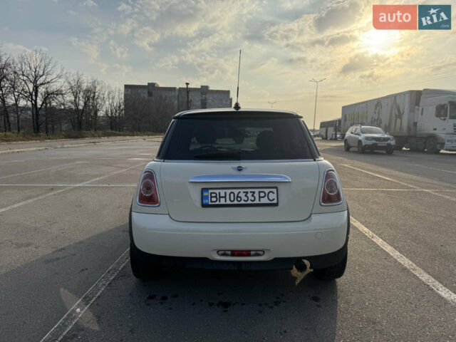 Белый Мини Купер, объемом двигателя 1.6 л и пробегом 173 тыс. км за 6800 $, фото 3 на Automoto.ua