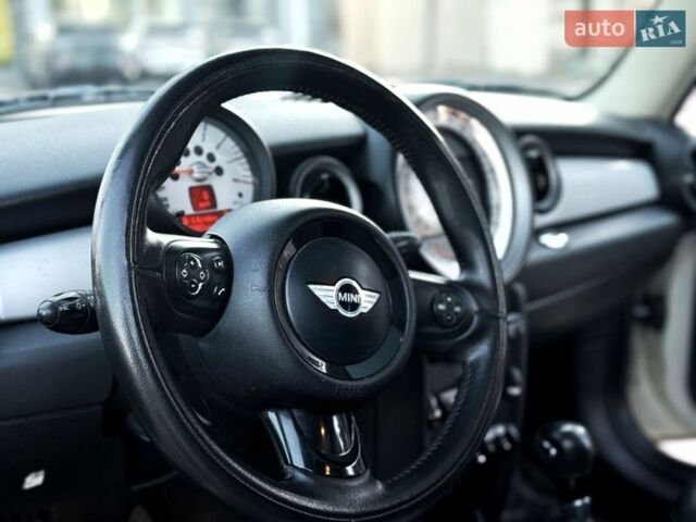 Білий Міні Cooper, об'ємом двигуна 1.6 л та пробігом 219 тис. км за 8000 $, фото 4 на Automoto.ua