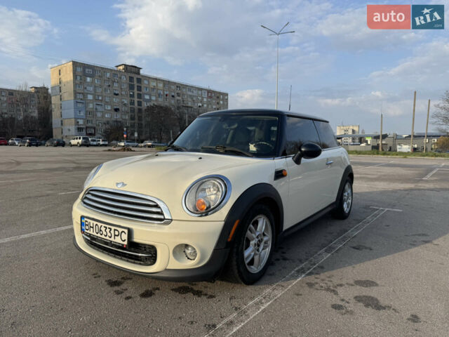 Белый Мини Купер, объемом двигателя 1.6 л и пробегом 173 тыс. км за 6800 $, фото 1 на Automoto.ua