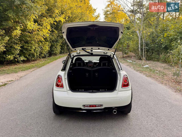 Білий Міні Cooper, об'ємом двигуна 1.6 л та пробігом 201 тис. км за 7400 $, фото 17 на Automoto.ua