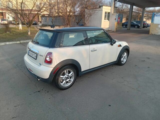 Білий Міні Cooper, об'ємом двигуна 1.6 л та пробігом 165 тис. км за 8500 $, фото 3 на Automoto.ua