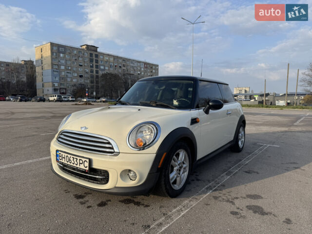 Белый Мини Купер, объемом двигателя 1.6 л и пробегом 173 тыс. км за 6800 $, фото 1 на Automoto.ua