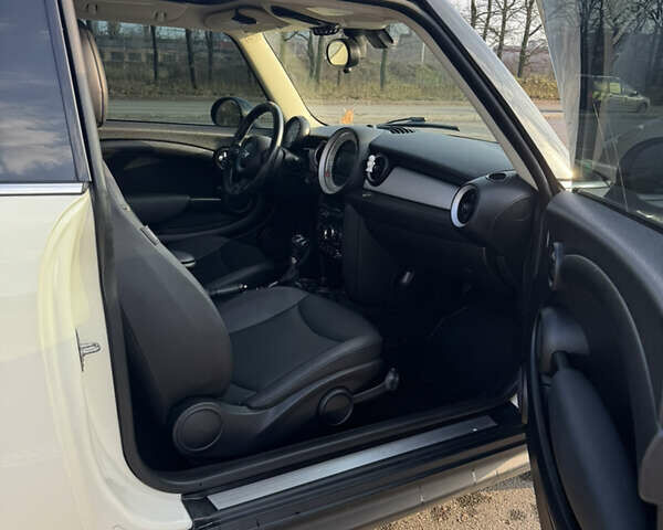 Белый Мини Купер, объемом двигателя 1.6 л и пробегом 173 тыс. км за 8500 $, фото 6 на Automoto.ua