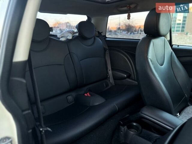 Білий Міні Cooper, об'ємом двигуна 1.6 л та пробігом 219 тис. км за 8000 $, фото 10 на Automoto.ua