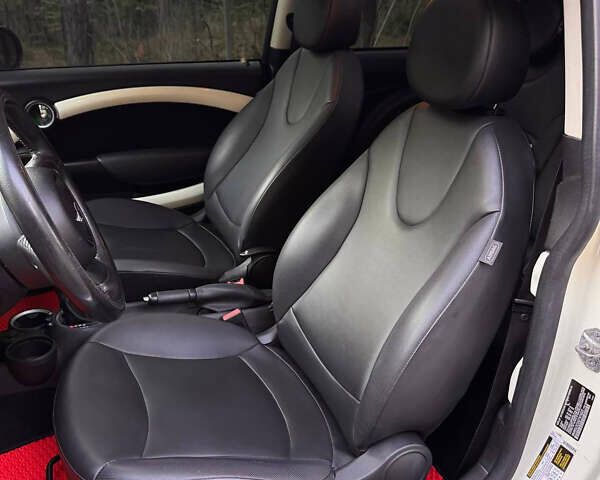 Білий Міні Cooper, об'ємом двигуна 1.6 л та пробігом 201 тис. км за 7400 $, фото 31 на Automoto.ua