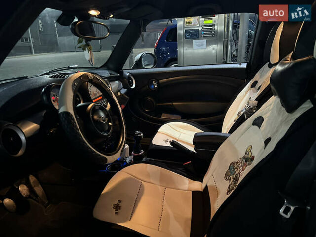 Белый Мини Купер, объемом двигателя 1.6 л и пробегом 266 тыс. км за 9900 $, фото 8 на Automoto.ua