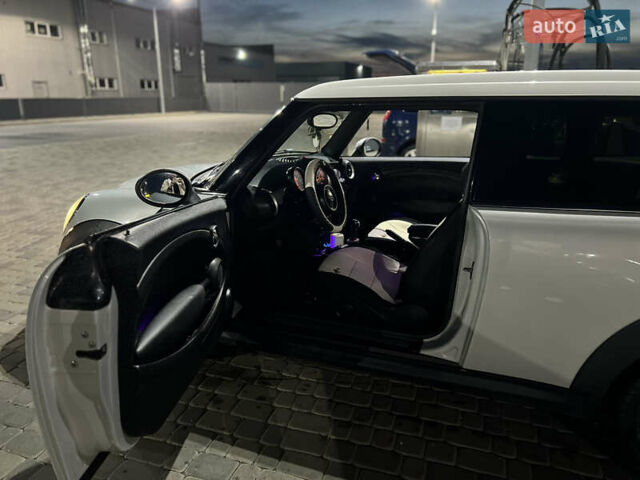 Белый Мини Купер, объемом двигателя 1.6 л и пробегом 266 тыс. км за 9900 $, фото 4 на Automoto.ua