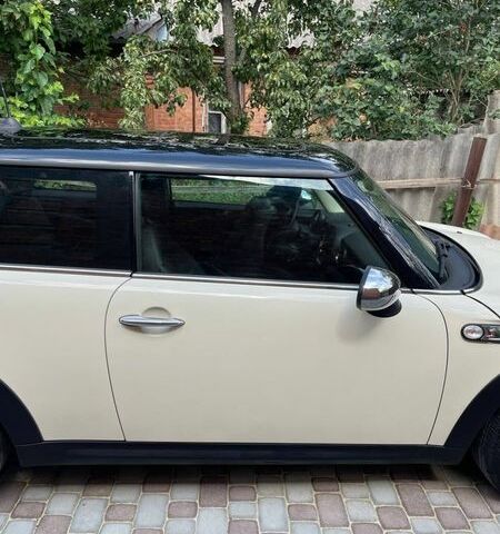 Белый Мини Купер, объемом двигателя 1.6 л и пробегом 69 тыс. км за 8000 $, фото 6 на Automoto.ua