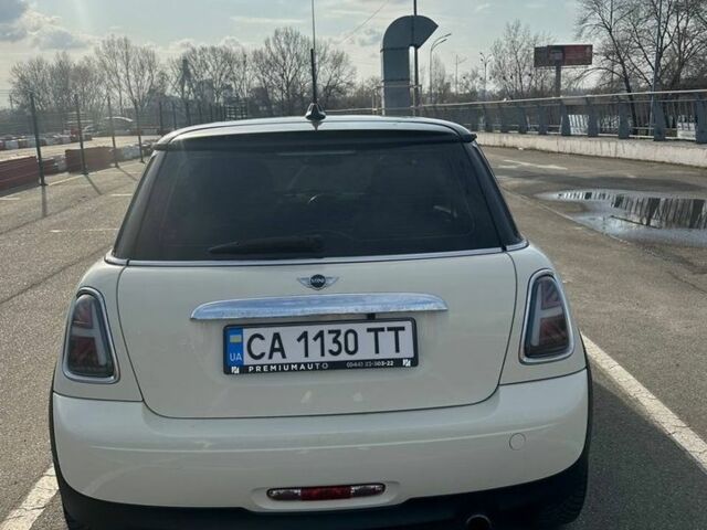 Белый Мини Купер, объемом двигателя 1.6 л и пробегом 219 тыс. км за 8300 $, фото 9 на Automoto.ua