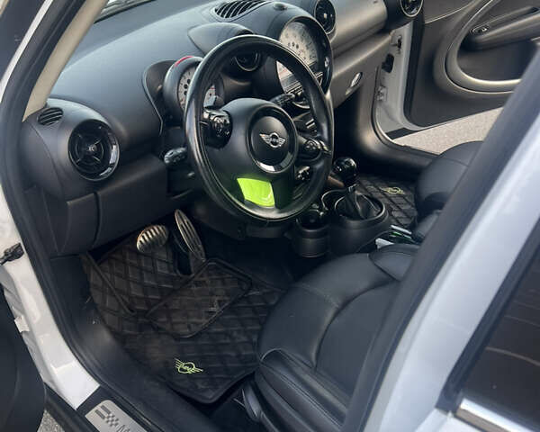 Білий Міні Cooper, об'ємом двигуна 1.6 л та пробігом 150 тис. км за 8900 $, фото 3 на Automoto.ua