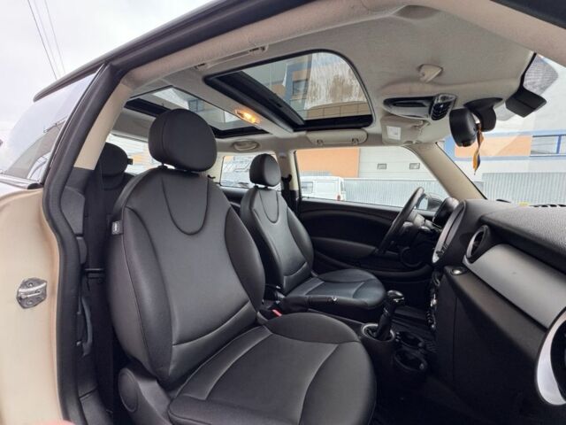 Белый Мини Купер, объемом двигателя 1.6 л и пробегом 83 тыс. км за 10075 $, фото 2 на Automoto.ua