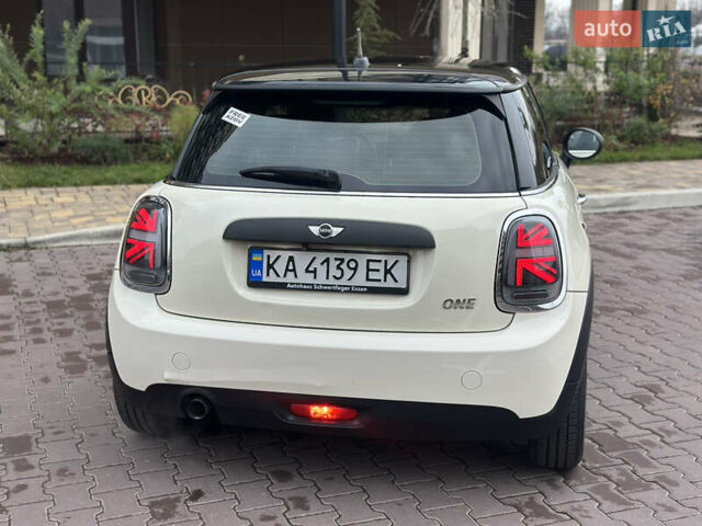 Білий Міні Cooper, об'ємом двигуна 1.3 л та пробігом 122 тис. км за 5999 $, фото 6 на Automoto.ua