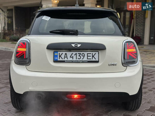 Білий Міні Cooper, об'ємом двигуна 1.3 л та пробігом 122 тис. км за 5999 $, фото 5 на Automoto.ua