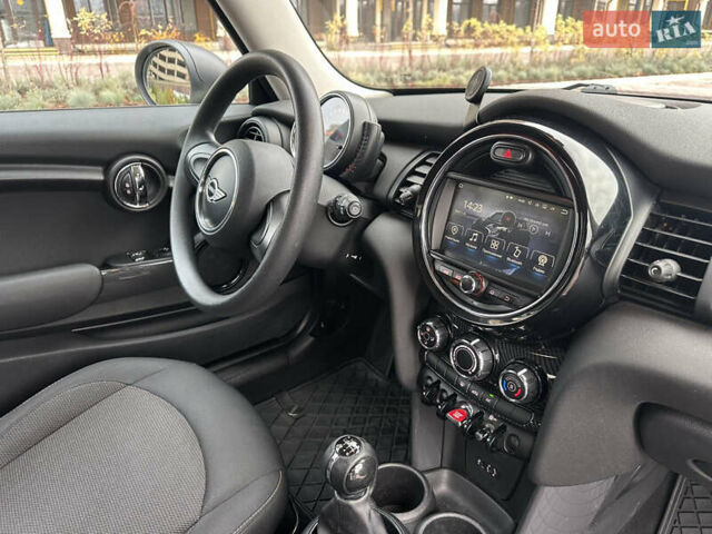 Білий Міні Cooper, об'ємом двигуна 1.3 л та пробігом 122 тис. км за 5999 $, фото 38 на Automoto.ua