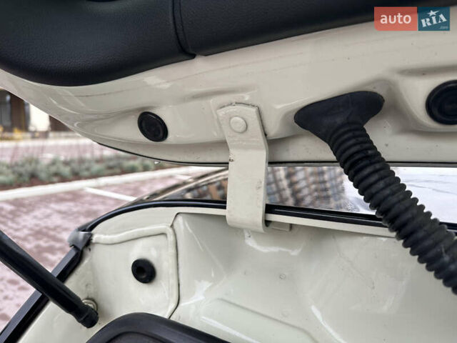 Білий Міні Cooper, об'ємом двигуна 1.3 л та пробігом 122 тис. км за 5999 $, фото 45 на Automoto.ua