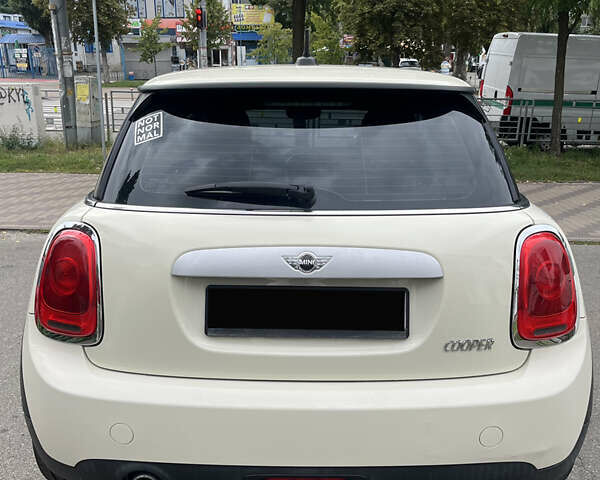 Белый Мини Купер, объемом двигателя 1.5 л и пробегом 156 тыс. км за 12500 $, фото 4 на Automoto.ua