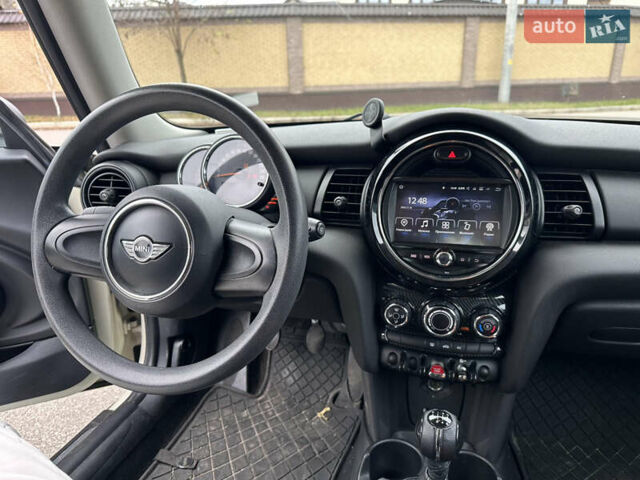 Білий Міні Cooper, об'ємом двигуна 1.3 л та пробігом 122 тис. км за 5900 $, фото 11 на Automoto.ua