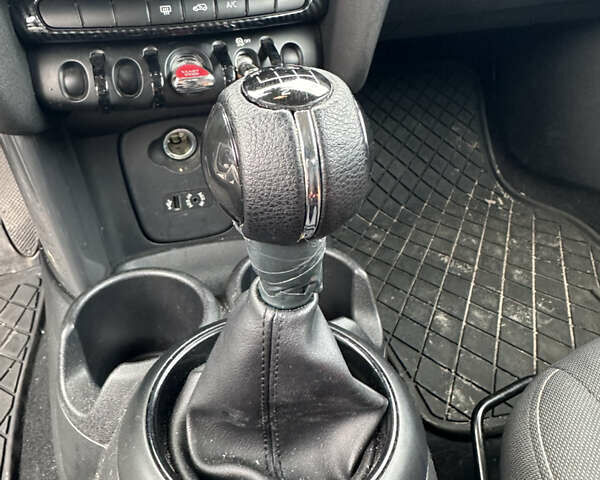 Білий Міні Cooper, об'ємом двигуна 1.3 л та пробігом 122 тис. км за 5900 $, фото 14 на Automoto.ua