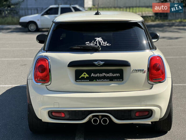 Белый Мини Купер, объемом двигателя 2 л и пробегом 133 тыс. км за 13333 $, фото 7 на Automoto.ua
