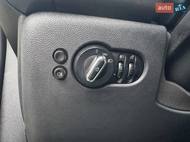 Білий Міні Cooper, об'ємом двигуна 1.3 л та пробігом 122 тис. км за 5999 $, фото 50 на Automoto.ua