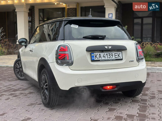 Білий Міні Cooper, об'ємом двигуна 1.3 л та пробігом 122 тис. км за 5999 $, фото 1 на Automoto.ua