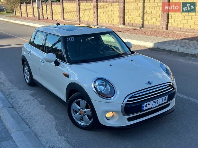 Білий Міні Cooper, об'ємом двигуна 1.5 л та пробігом 204 тис. км за 9999 $, фото 1 на Automoto.ua