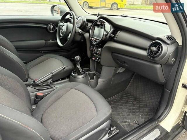 Белый Мини Купер, объемом двигателя 1.2 л и пробегом 122 тыс. км за 8500 $, фото 6 на Automoto.ua