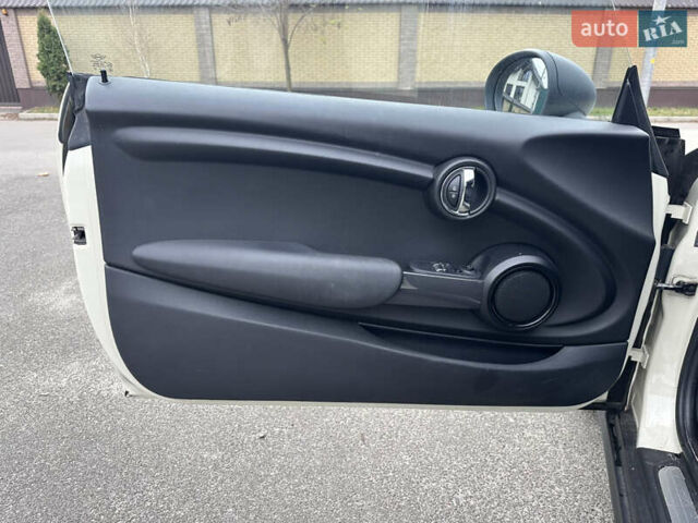 Білий Міні Cooper, об'ємом двигуна 1.3 л та пробігом 122 тис. км за 5900 $, фото 15 на Automoto.ua