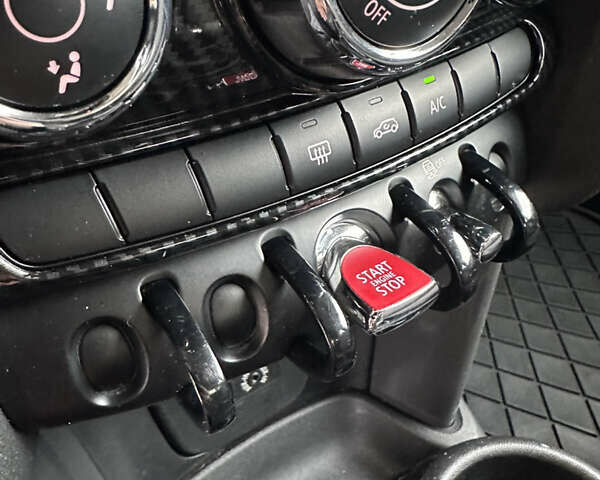 Білий Міні Cooper, об'ємом двигуна 1.3 л та пробігом 122 тис. км за 5999 $, фото 35 на Automoto.ua