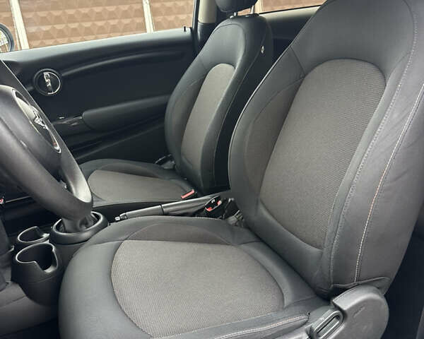 Білий Міні Cooper, об'ємом двигуна 1.3 л та пробігом 122 тис. км за 5999 $, фото 32 на Automoto.ua