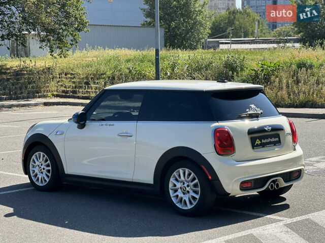 Белый Мини Купер, объемом двигателя 2 л и пробегом 133 тыс. км за 13333 $, фото 6 на Automoto.ua