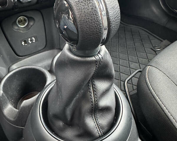 Білий Міні Cooper, об'ємом двигуна 1.3 л та пробігом 122 тис. км за 5999 $, фото 27 на Automoto.ua