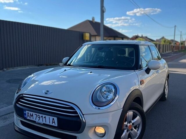 Білий Міні Cooper, об'ємом двигуна 1.5 л та пробігом 204 тис. км за 9999 $, фото 2 на Automoto.ua
