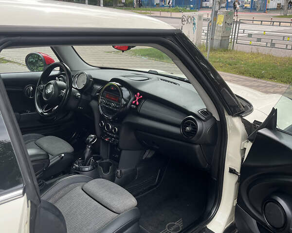 Белый Мини Купер, объемом двигателя 1.5 л и пробегом 156 тыс. км за 12500 $, фото 13 на Automoto.ua