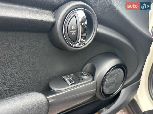 Білий Міні Cooper, об'ємом двигуна 1.3 л та пробігом 122 тис. км за 5999 $, фото 29 на Automoto.ua
